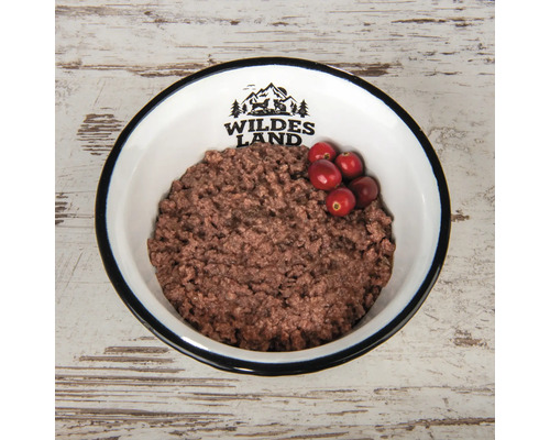 Hundenahrung mit Cranberries in einer Schüssel mit Wildes Land Logo