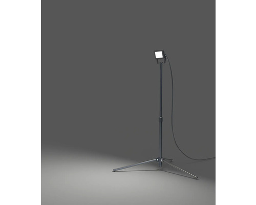 LED-Baustrahler auf Stativ