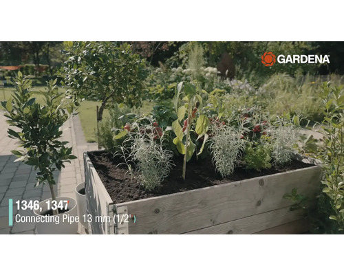 Hochbeet aus Holz mit Pflanzen und Kräutern im Garten. Gardena Logo.