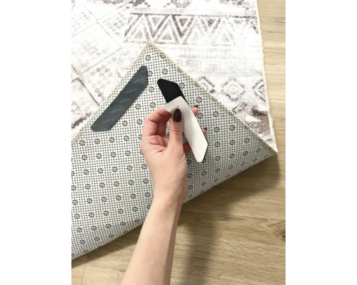 Teppich mit Antirutschmatte und Klebestreifen zur Fixierung
