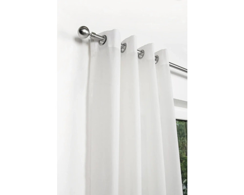 Weiße Gardine mit Ösen an einer Gardinenstange