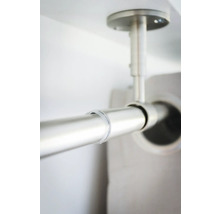 Detailaufnahme einer Duschstange aus Metall mit Deckenbefestigung