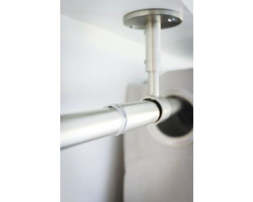 Detailaufnahme einer Duschstange aus Metall mit Deckenbefestigung