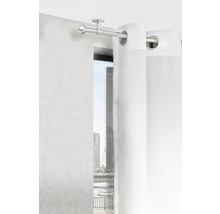 Gardinenstange mit Vorhang an einem Fenster