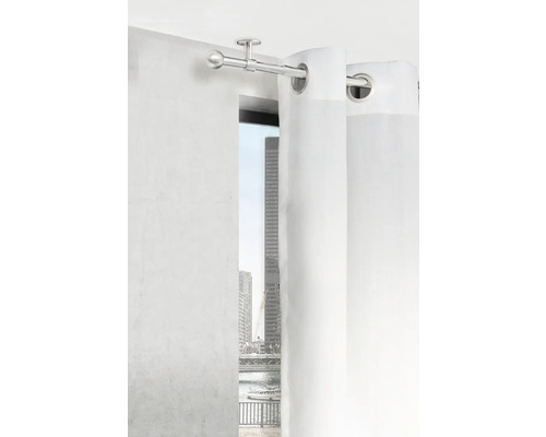 Gardinenstange mit Vorhang an einem Fenster