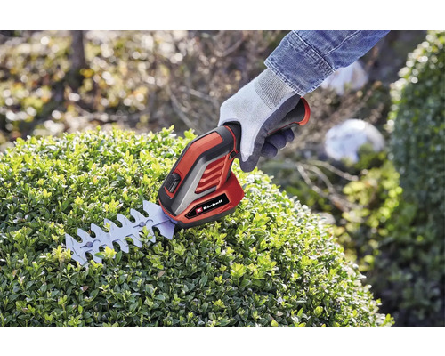 Einhell Akku Strauchschere im Einsatz an einer Hecke