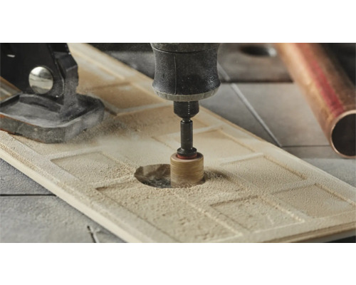 Multifunktionswerkzeug bohrt Loch in Fliese