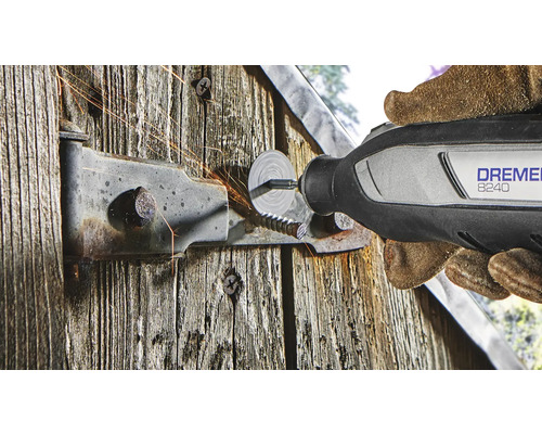 Dremel Multifunktionswerkzeug 8240 im Einsatz an einem Türscharnier