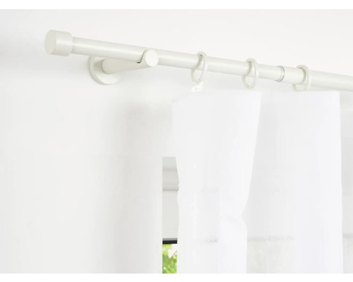 Gardinenstange mit Vorhangringen und Vorhang