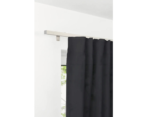 Gardine mit Gardinenstange an einer Wand montiert