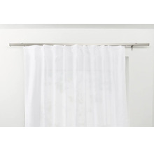 Weiße Gardine an einer Gardinenstange