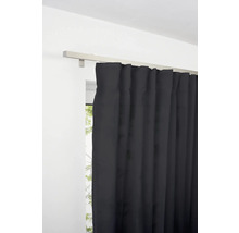 Vorhang an Gardinenstange vor Fenster