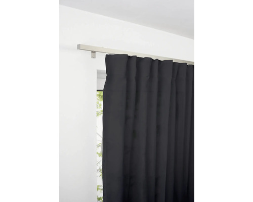 Vorhang an Gardinenstange vor Fenster