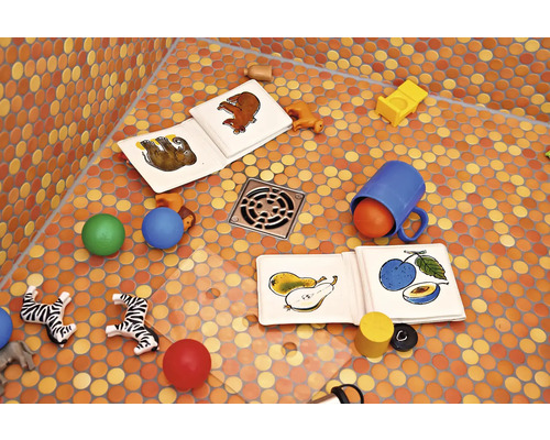 Badezimmer mit Mosaikfliesen und Kinderspielzeug