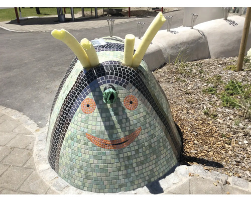 Mosaik Spielplatzgerät mit Gesicht und Antennen