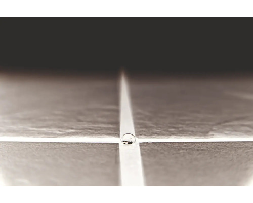 Nahaufnahme einer Wasserperle auf Fliesen