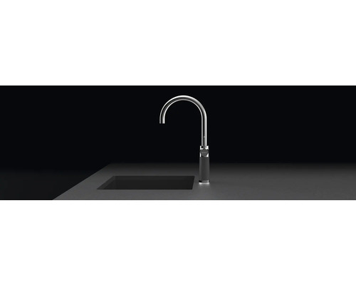 Küchenarmatur aus Metall mit hohem Auslauf neben einem Spülbecken