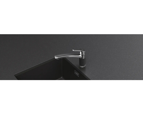 Spültischarmatur auf einer Arbeitsplatte mit Spüle