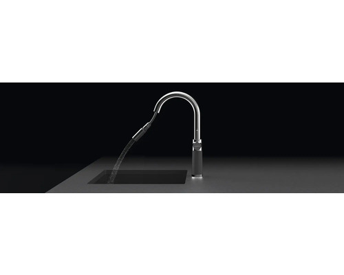 Küchenarmatur mit Wasserauslauf in ein Spülbecken