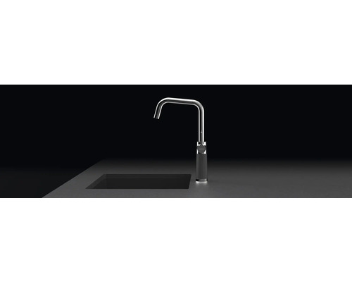 Küchenarmatur aus Metall am Spülbecken