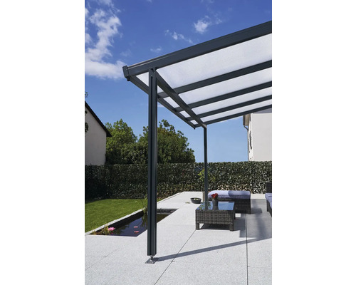 Terrassenüberdachung mit Gartenmöbeln und Teich