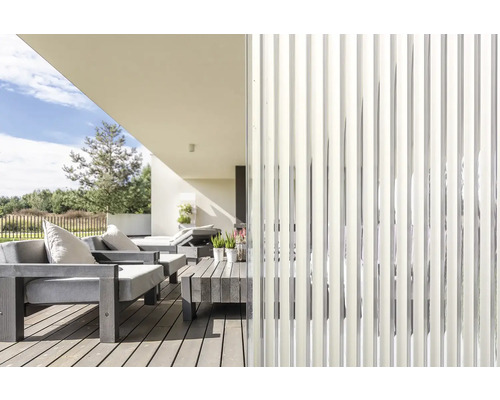 Moderne Terrasse mit Lounge Möbeln und Sichtschutz