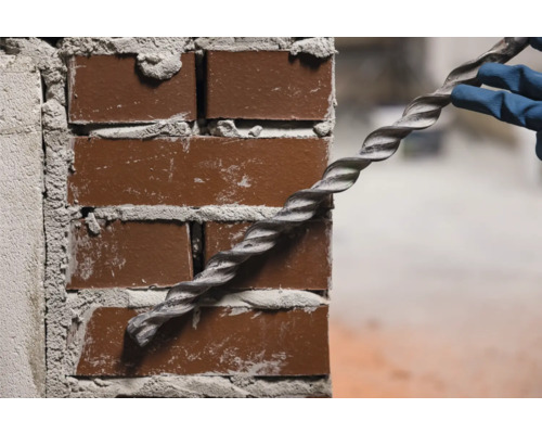 Spiralanker für die Mauerwerksreparatur im Einsatz