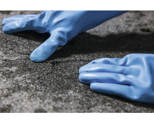 Zwei blaue Schutzhandschuhe auf einer rauen Oberfläche