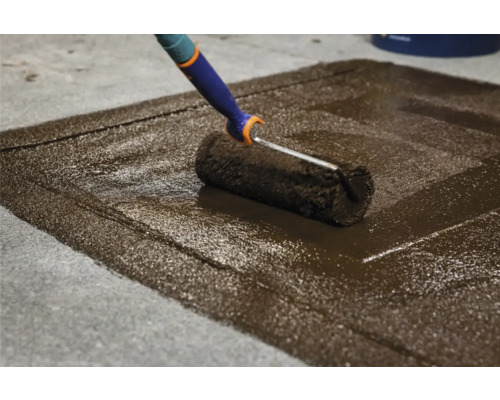 Auftragen von Holzbodenfarbe mit Farbroller