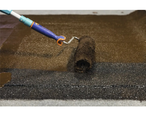 Anwendung von Dachbeschichtung mit einer Farbwalze