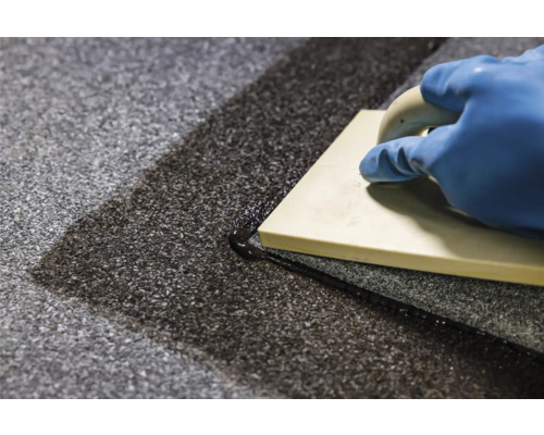 Auftragen von Fugenmörtel mit einem Fugenspachtel