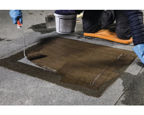 Auftragen einer Imprägnierung auf eine Steinoberfläche mit Farbroller, inklusive Imprägnierungseimer.