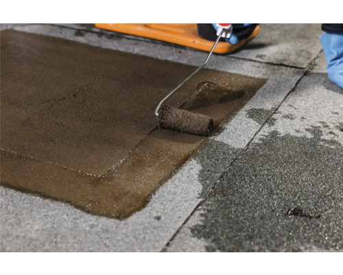 Dachabdichtung mit einer Walze auf Bitumenbahnen aufgetragen