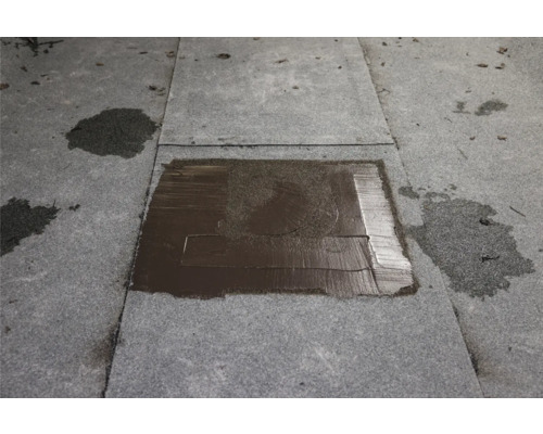 Flachdachreparatur mit Bitumen Flickmasse auf Dachpappe