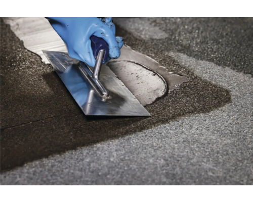 Verarbeitung von Fugenmasse mit einem Fugenspachtel