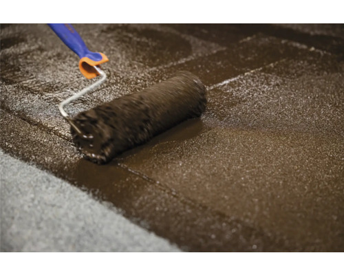 Farbe wird mit einer Farbwalze aufgetragen