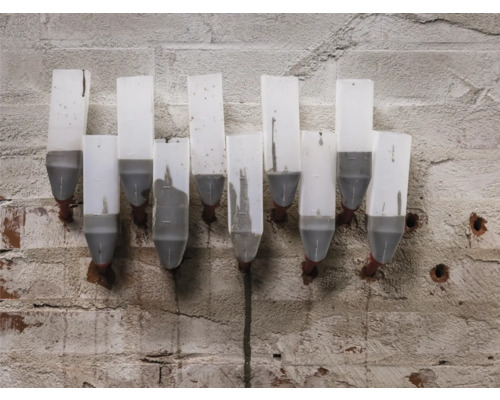 Mehrere Mörtelkartuschen an einer Ziegelwand