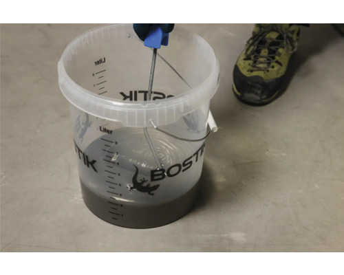 Anrühren von Spachtelmasse im Eimer der Marke Bostik