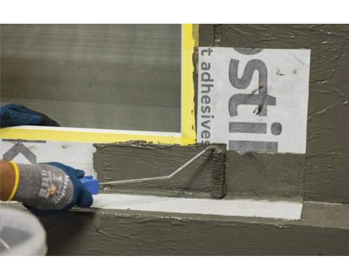 Auftragen von Dichtmasse mit einer Rolle im Innenbereich