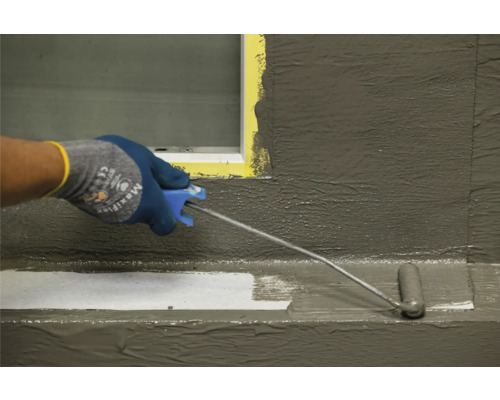 Auftragen einer Abdichtung mit einer Walze