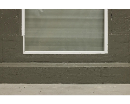 Nahaufnahme eines Kellerfensters nach der Renovierung