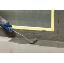Abdichtung einer Fensterbank mit einer Dichtungsrolle.