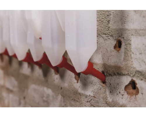 Reihe von Flüssigkeitsspendern an einer Betonwand