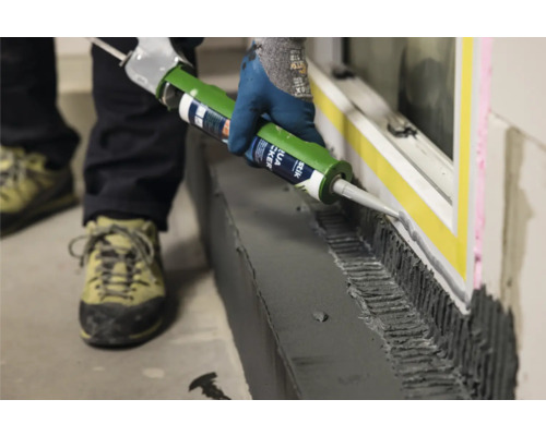 Verarbeitung von Klebstoff mit einer Kartuschenpistole an einem Fenster