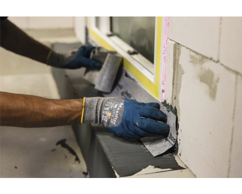 Abdichtung eines Fensteranschlusses mit Dichtband.