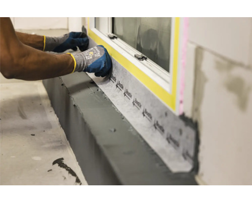 Fenstereinbau mit Dichtband durch Handwerker