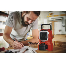 Ein Mann plant neben einem roten Einhell Baustellenradio ein Projekt