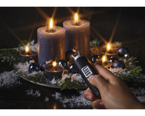 Dekorative Kerzen mit elektronischem Feuerzeug auf einem Tisch