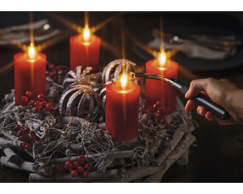 Adventskranz mit roten Kerzen, silberfarbenen Kugeln, roten Beeren und Stabfeuerzeug.