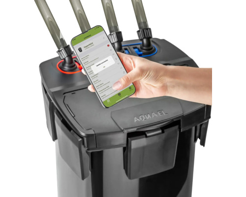 Aquarium Außenfilter mit App-Steuerung und Smartphone in der Hand